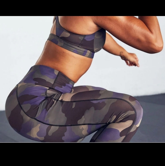 ATHLETA Ultimate Stash Pocket Camo 7/8 size small - Picture 3 of 3